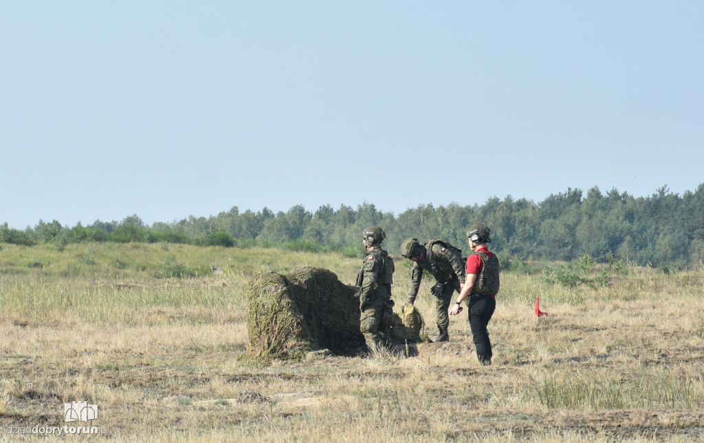 Strzelanie z granatników na poligonie