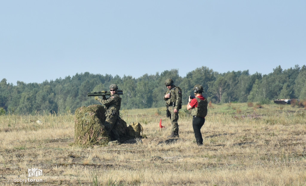 Strzelanie z granatników na poligonie