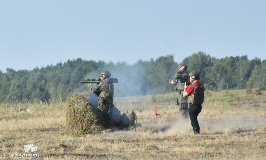 Strzelanie z granatników na poligonie