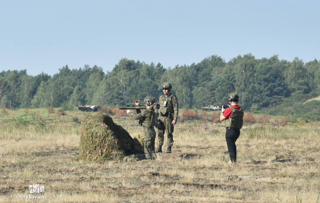 Strzelanie z granatników na poligonie