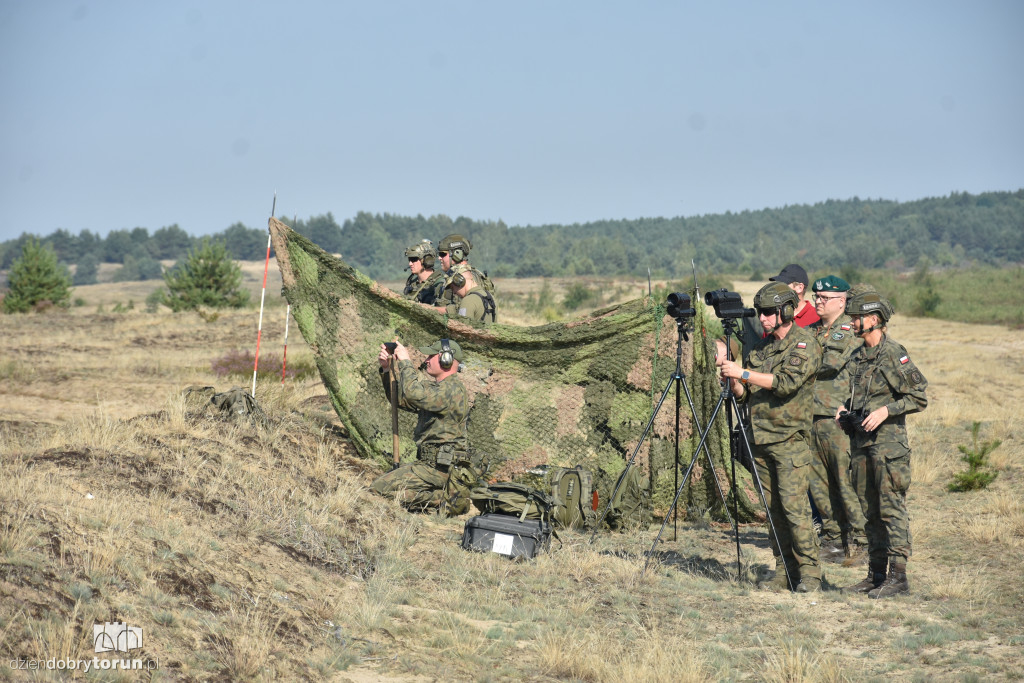 Strzelanie z granatników na poligonie