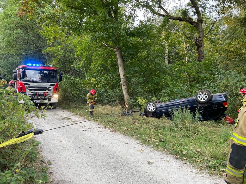 Samochód dachował na ulicy Przy Cegielni