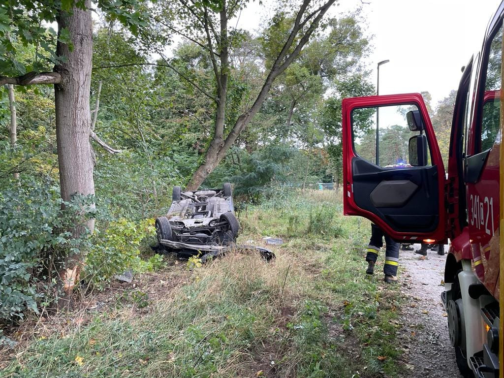 Samochód dachował na ulicy Przy Cegielni