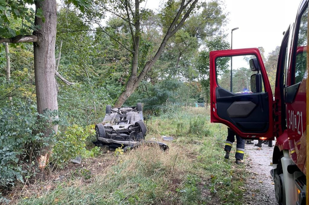 Samochód dachował na ulicy Przy Cegielni