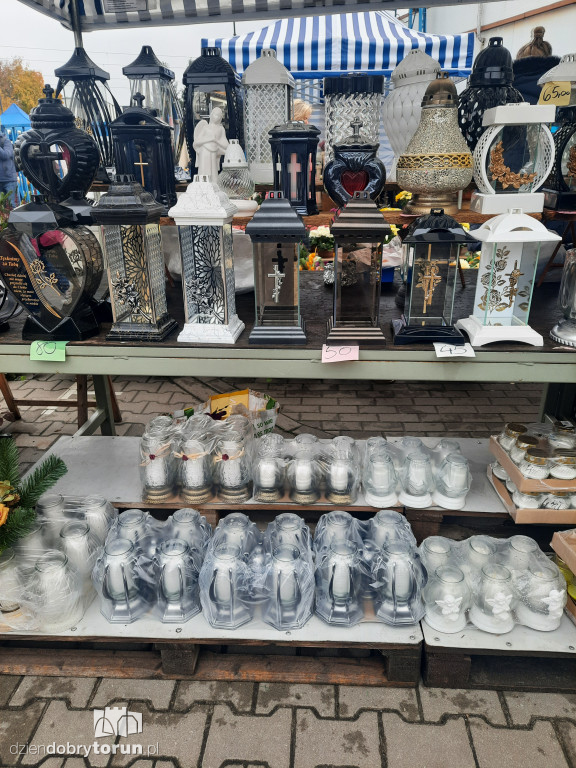 Kwiaty i znicze na toruńskim targowisku