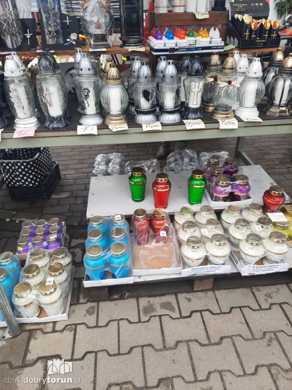 Kwiaty i znicze na toruńskim targowisku