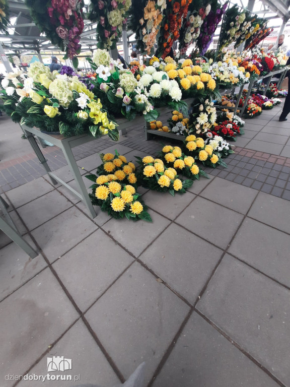 Kwiaty i znicze na toruńskim targowisku