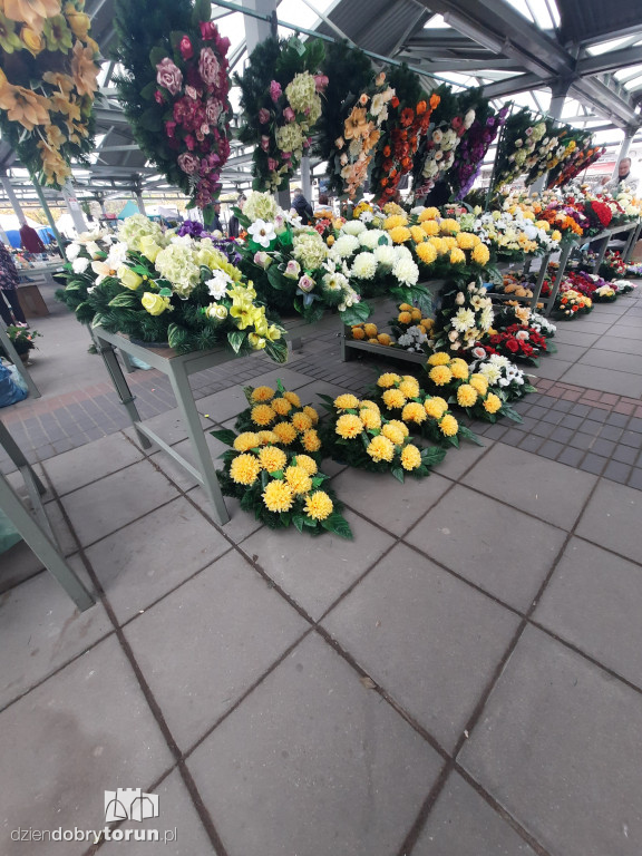 Kwiaty i znicze na toruńskim targowisku
