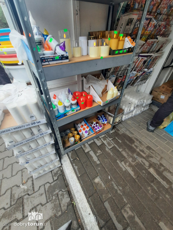 Kwiaty i znicze na toruńskim targowisku