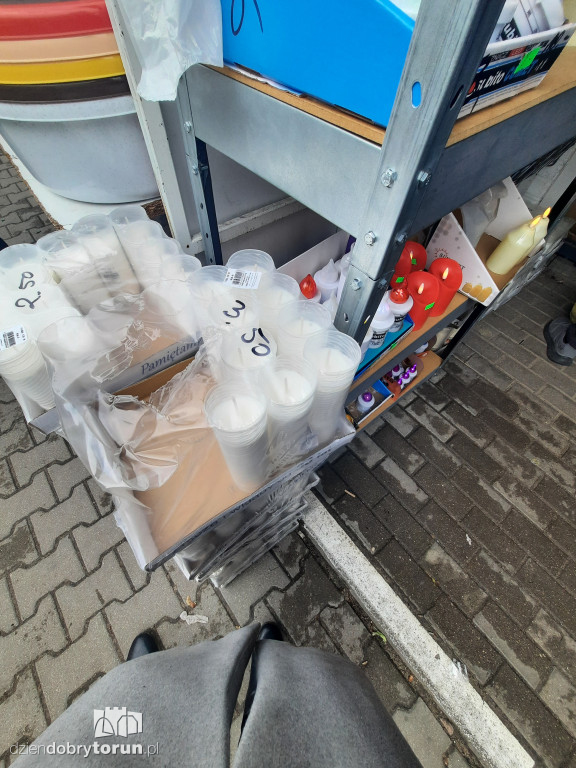 Kwiaty i znicze na toruńskim targowisku