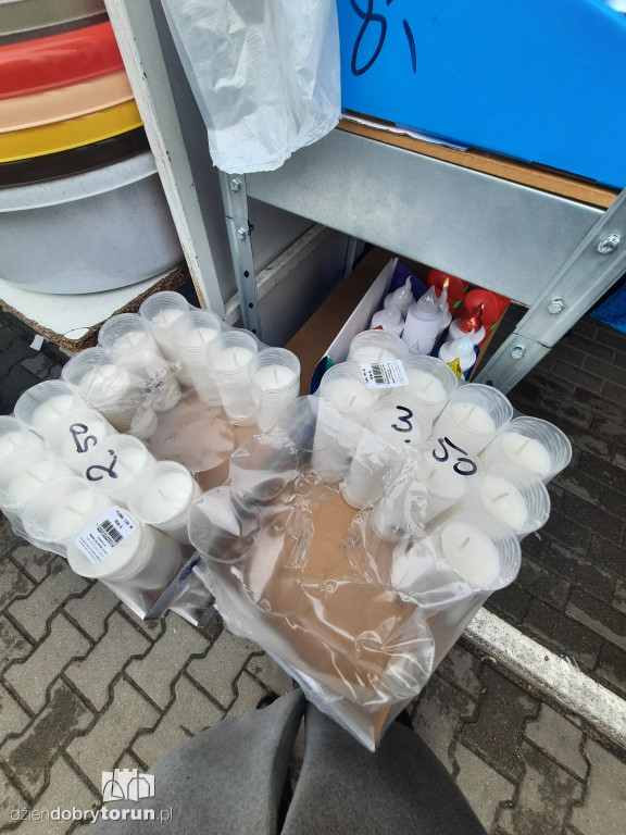 Kwiaty i znicze na toruńskim targowisku