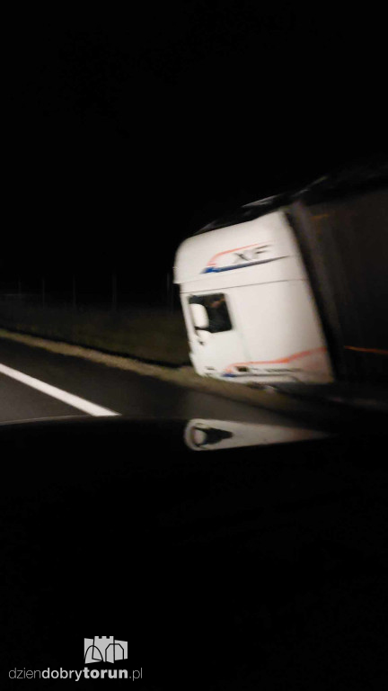 Samochód ciężarowy w przydrożnym rowie