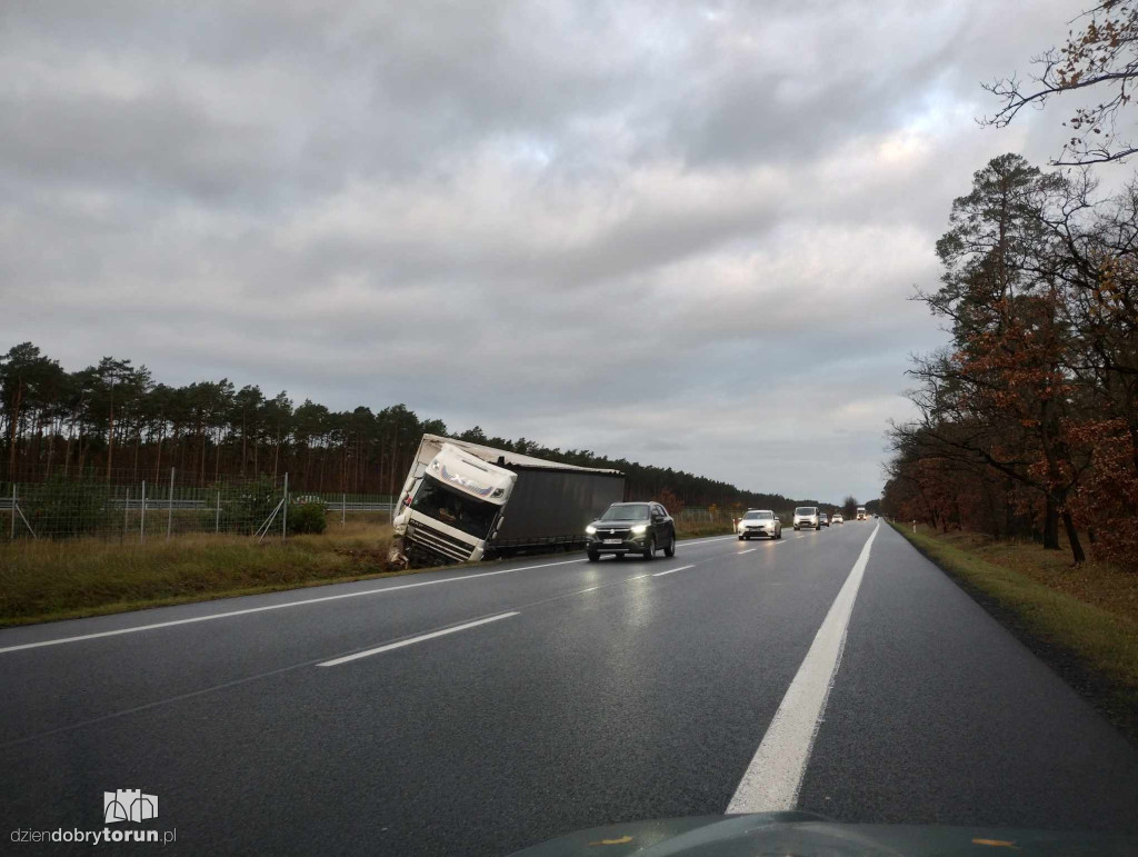 Samochód ciężarowy w przydrożnym rowie