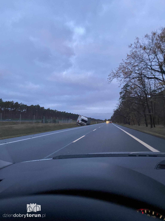 Samochód ciężarowy w przydrożnym rowie