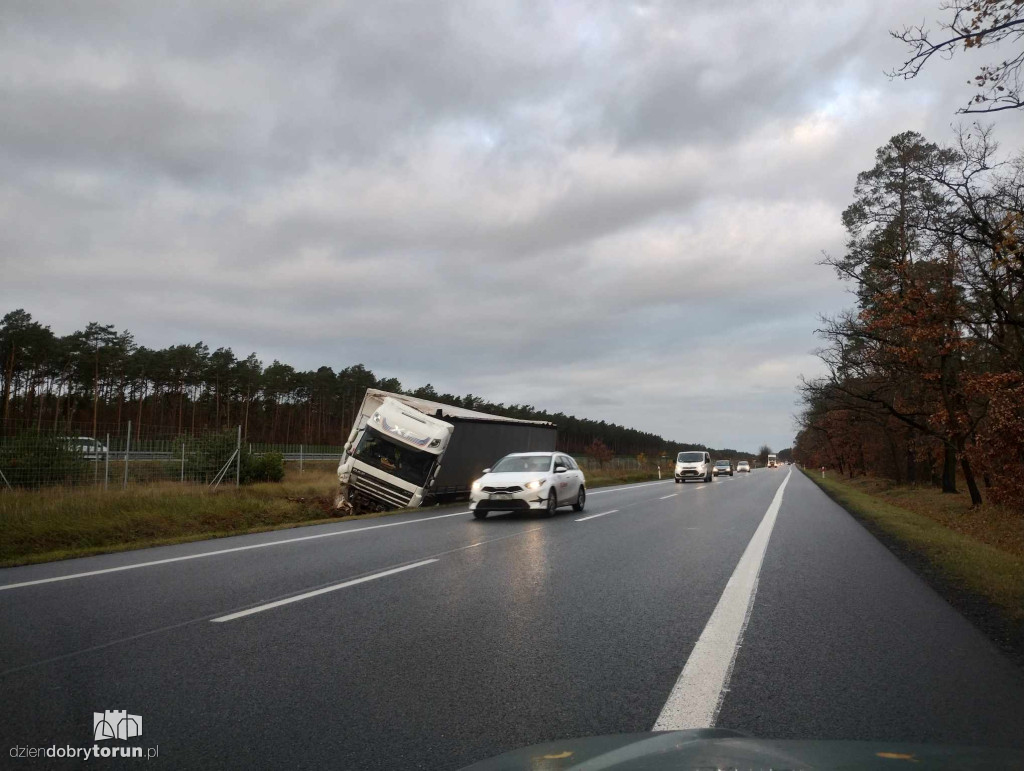 Samochód ciężarowy w przydrożnym rowie