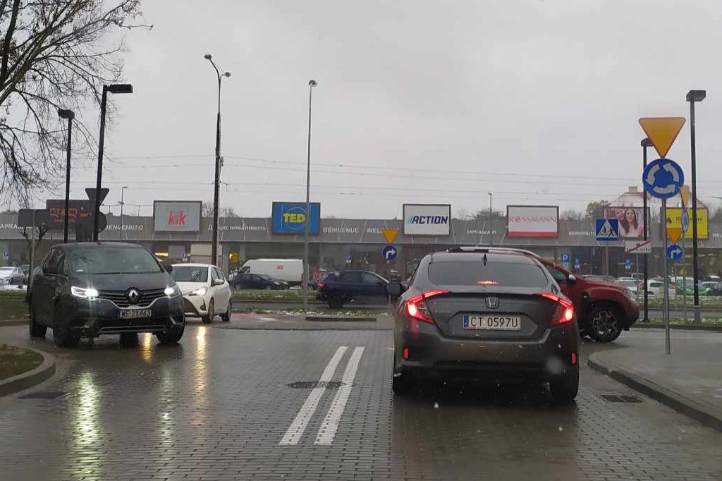 Utrudnienia na parkingu przed CH Plaza