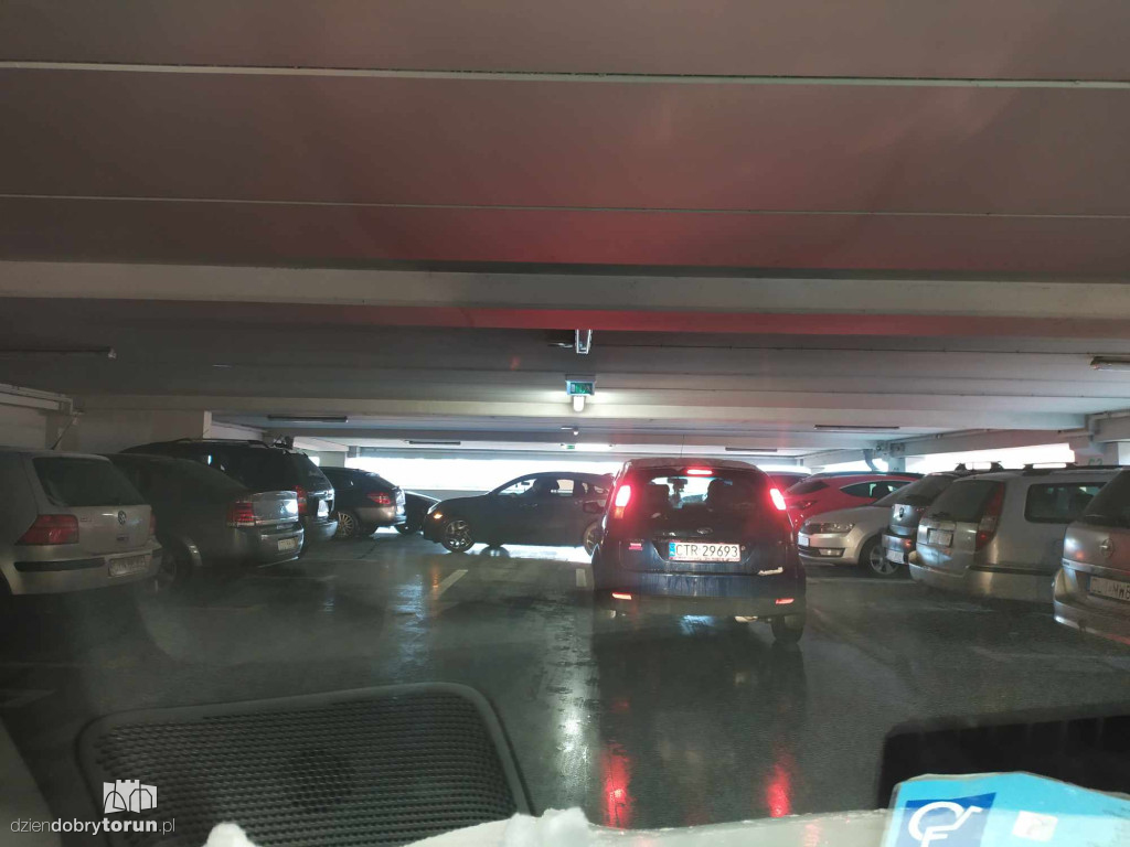 Utrudnienia na parkingu przed CH Plaza