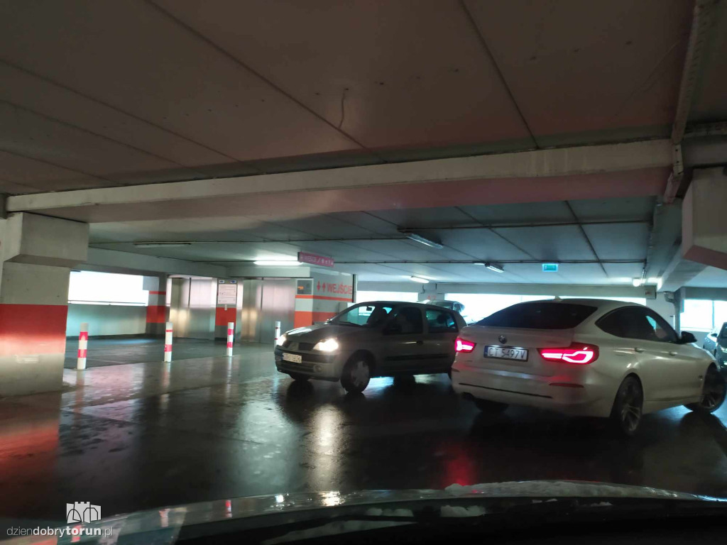 Utrudnienia na parkingu przed CH Plaza