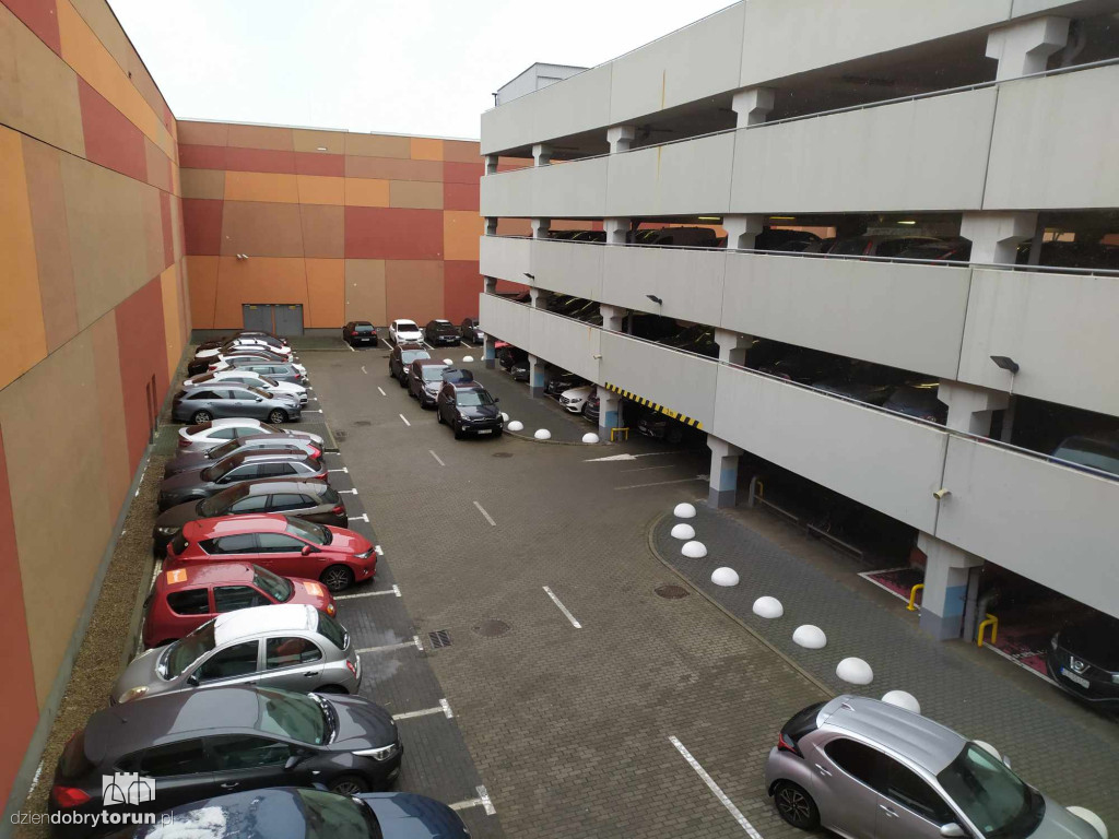 Utrudnienia na parkingu przed CH Plaza