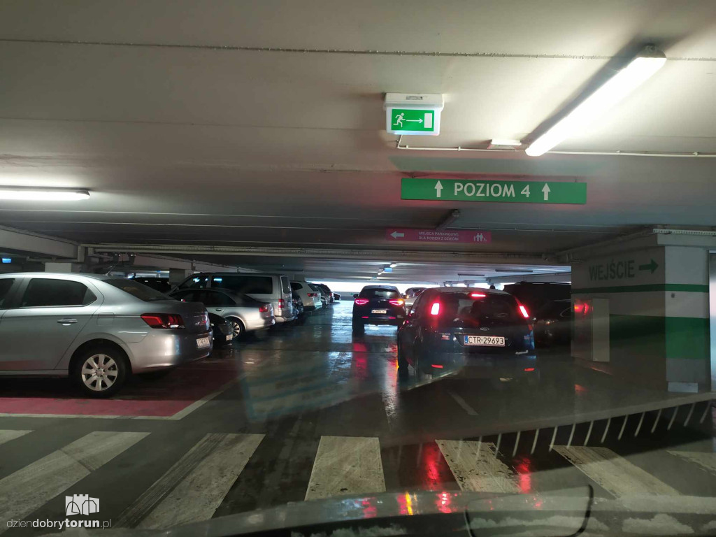 Utrudnienia na parkingu przed CH Plaza
