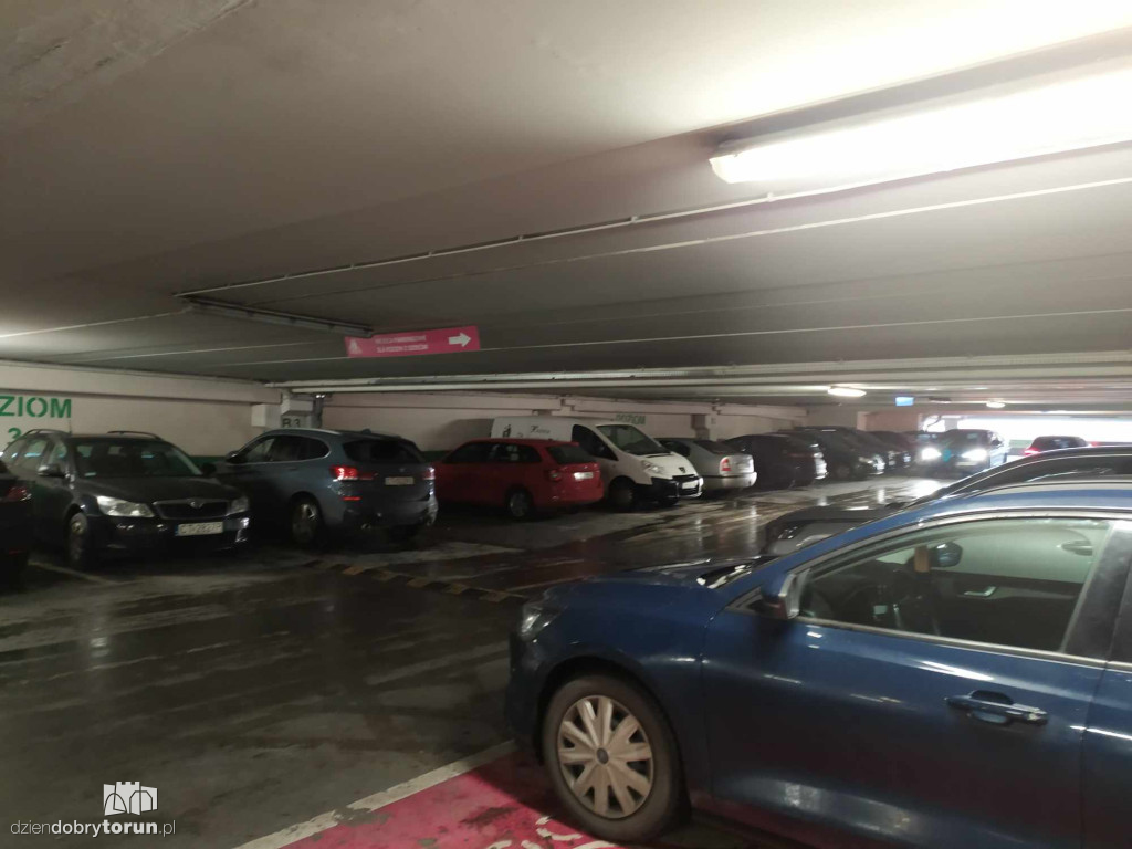 Utrudnienia na parkingu przed CH Plaza