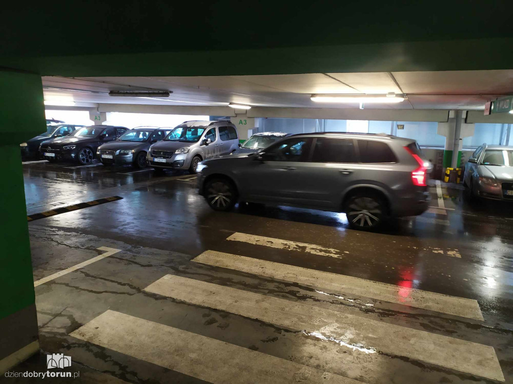 Utrudnienia na parkingu przed CH Plaza