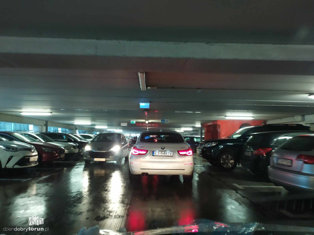 Utrudnienia na parkingu przed CH Plaza