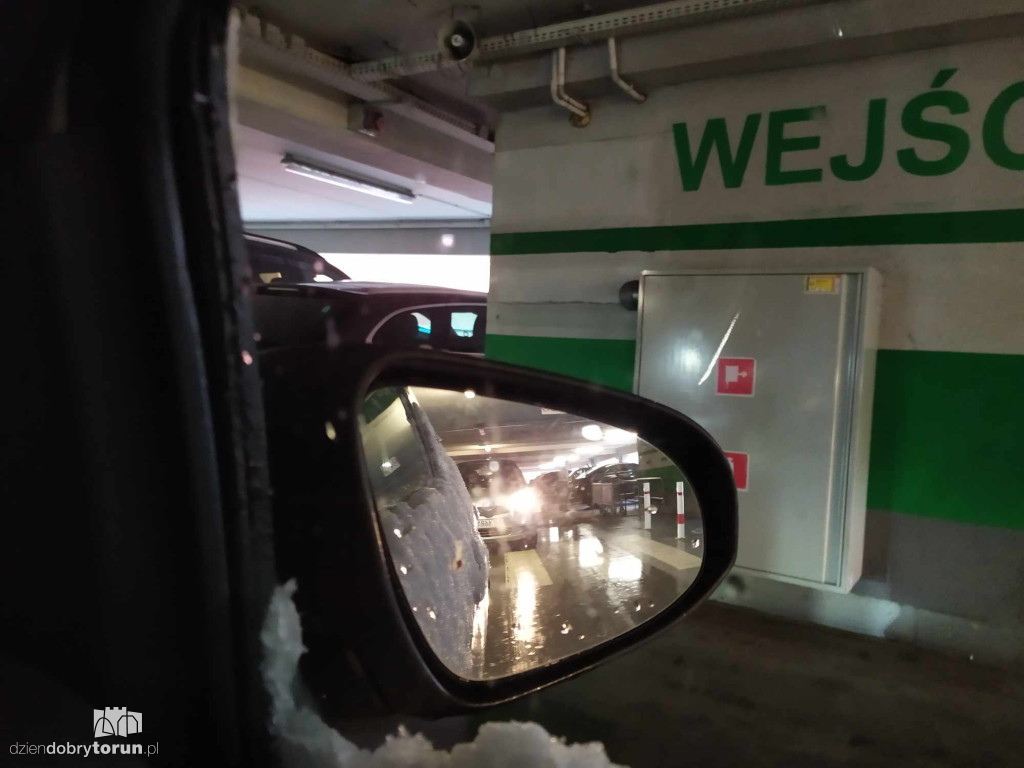 Utrudnienia na parkingu przed CH Plaza