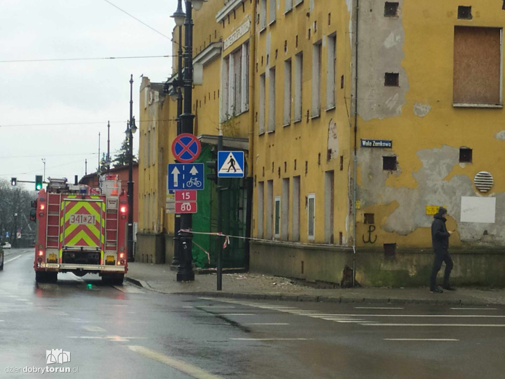 Z budynku po kinie oberwał się beton