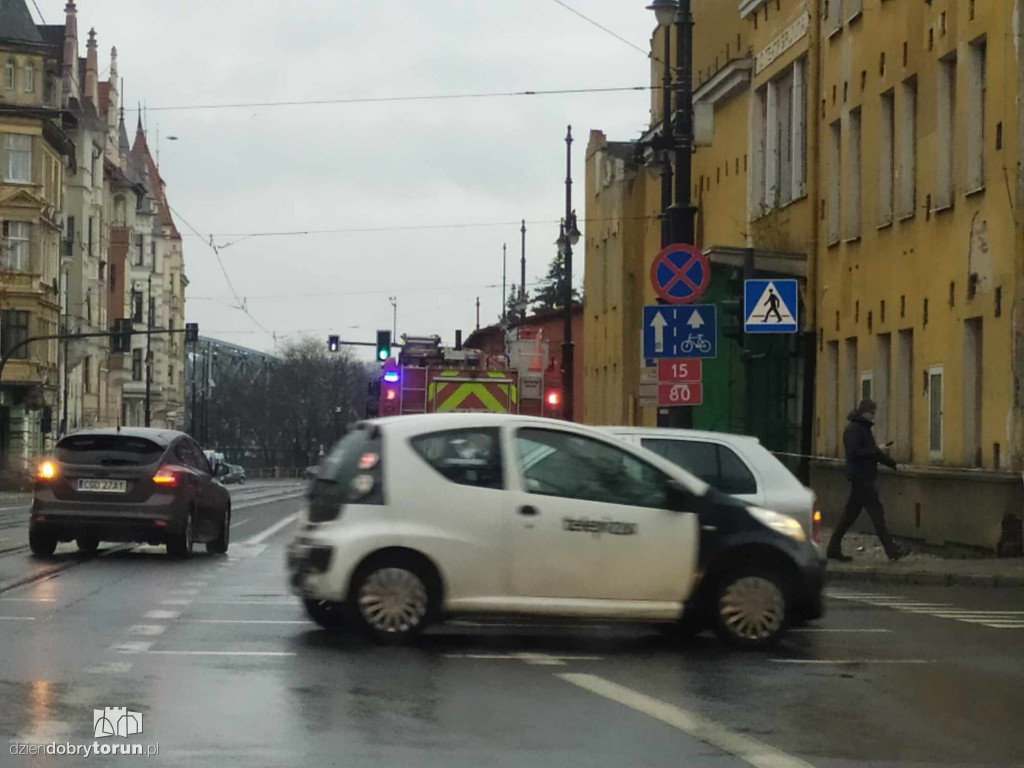 Z budynku po kinie oberwał się beton