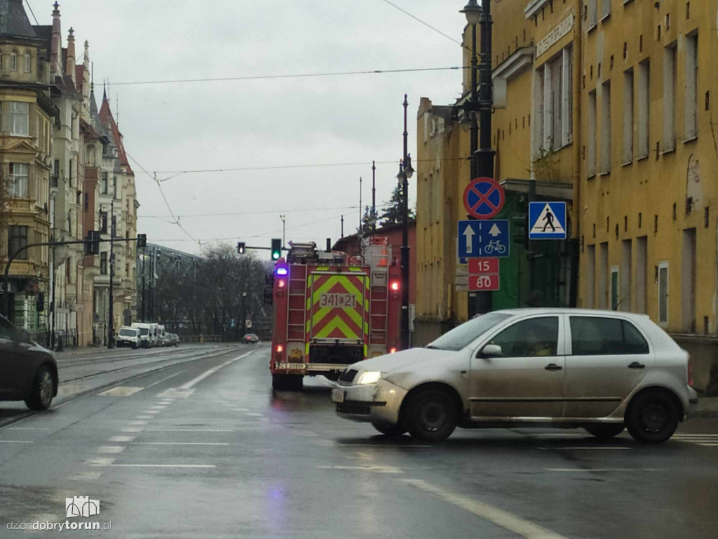 Z budynku po kinie oberwał się beton