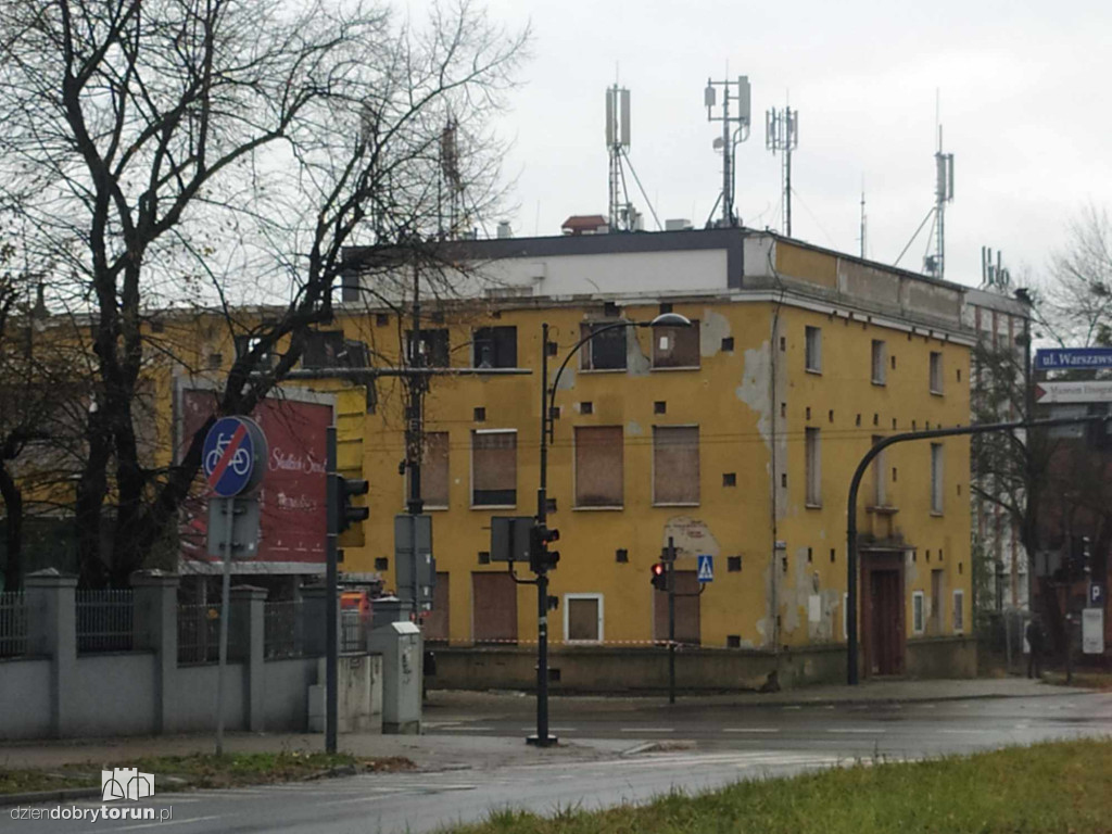 Z budynku po kinie oberwał się beton