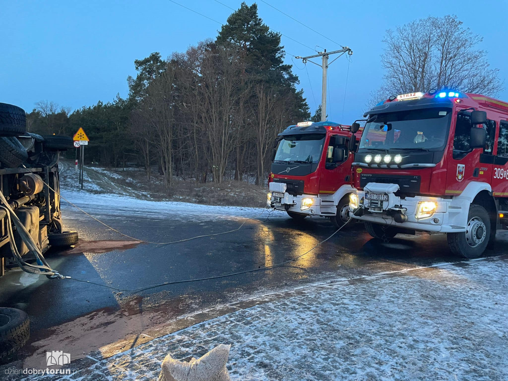 Niedaleko Solca Kuj. przewrócił się bus