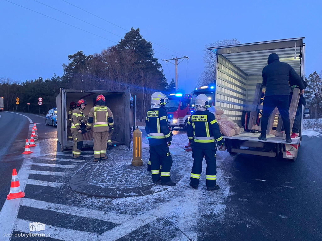 Niedaleko Solca Kuj. przewrócił się bus