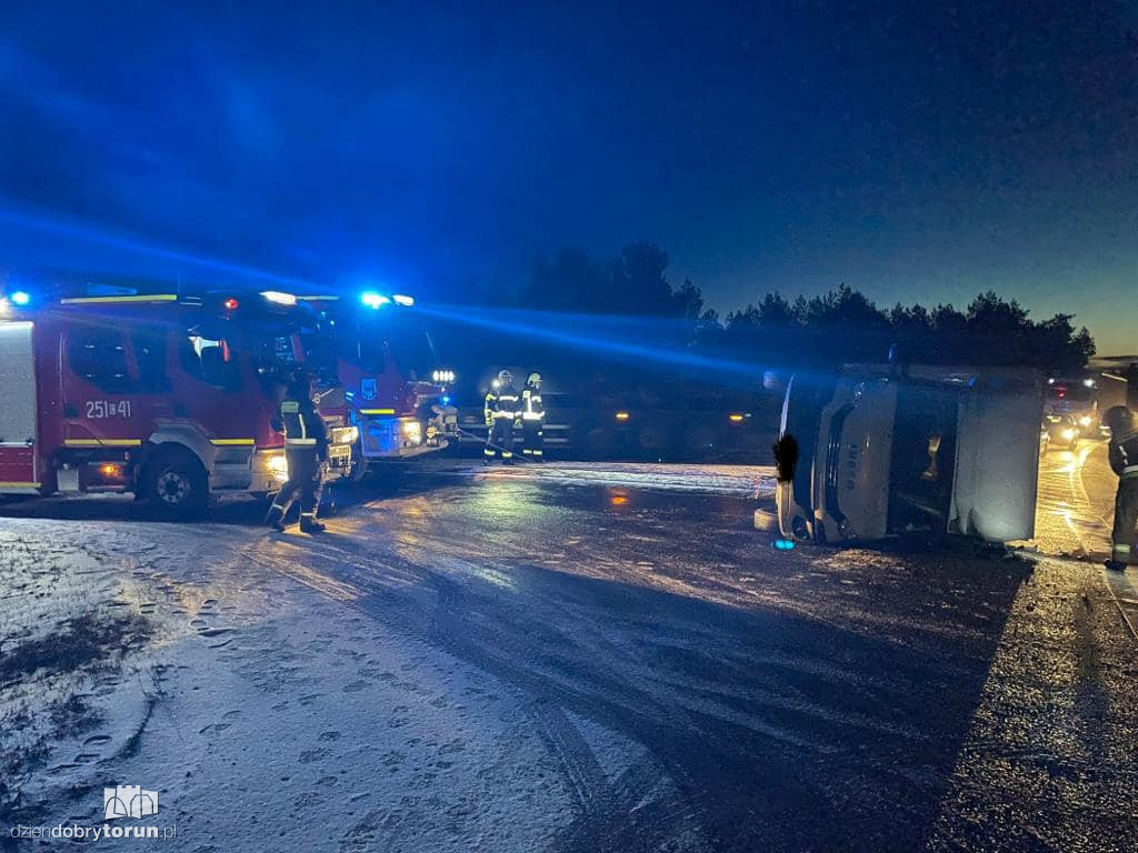 Niedaleko Solca Kuj. przewrócił się bus