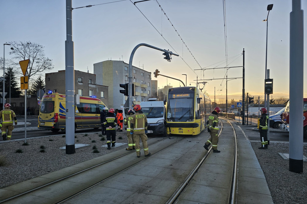 Kolizja tramwaju z busem