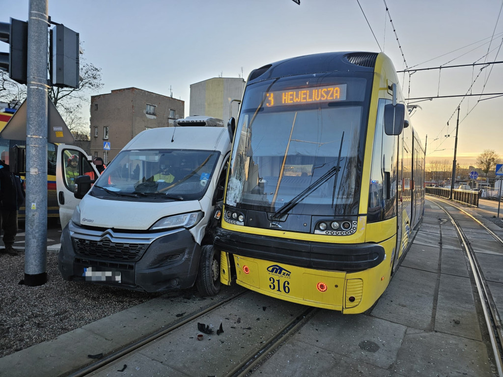 Kolizja tramwaju z busem