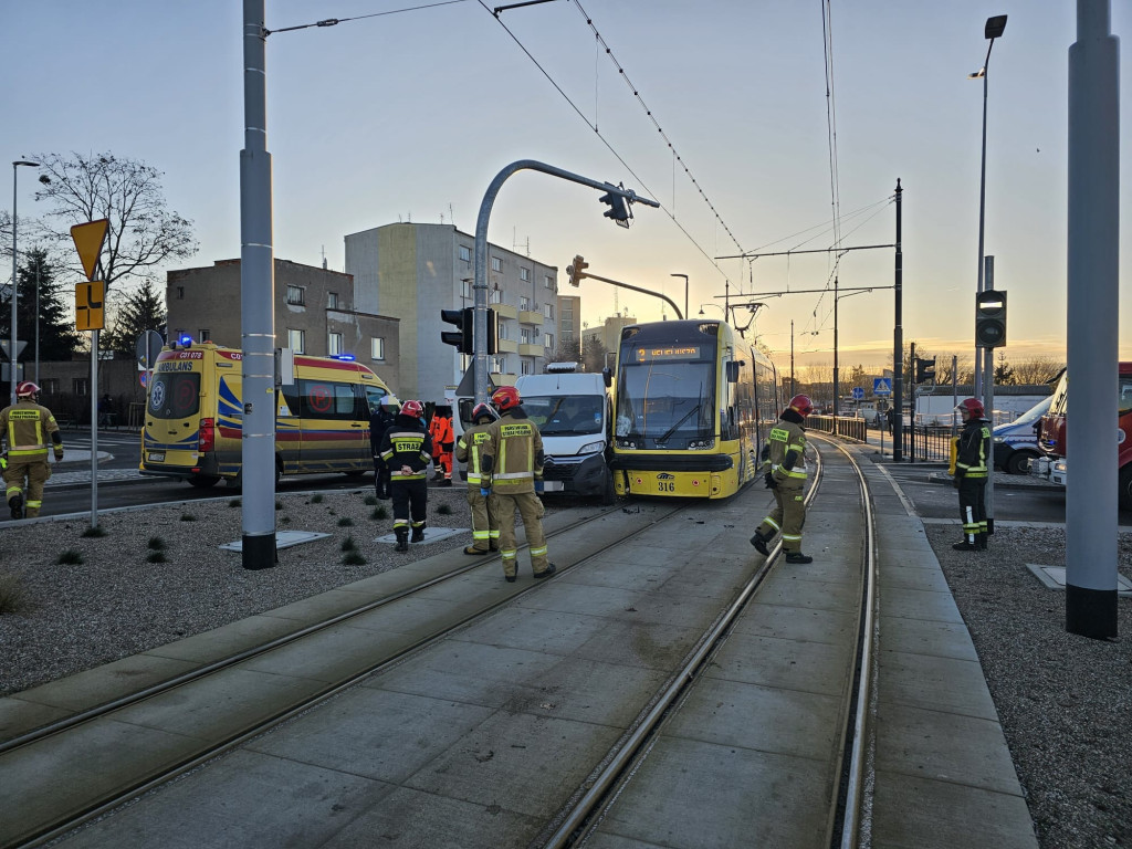 Kolizja tramwaju z busem