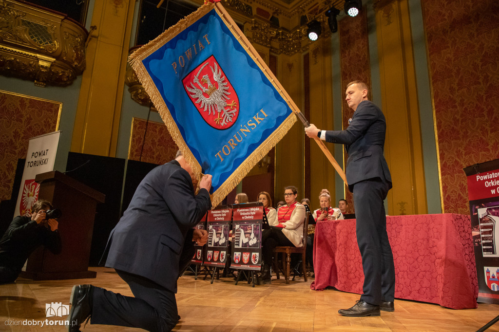 Przekazanie sztandaru dla Powiatu Toruńskiego