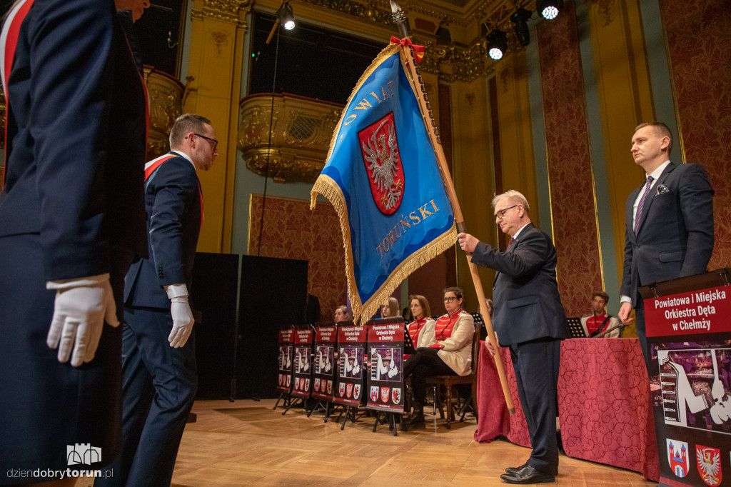 Przekazanie sztandaru dla Powiatu Toruńskiego