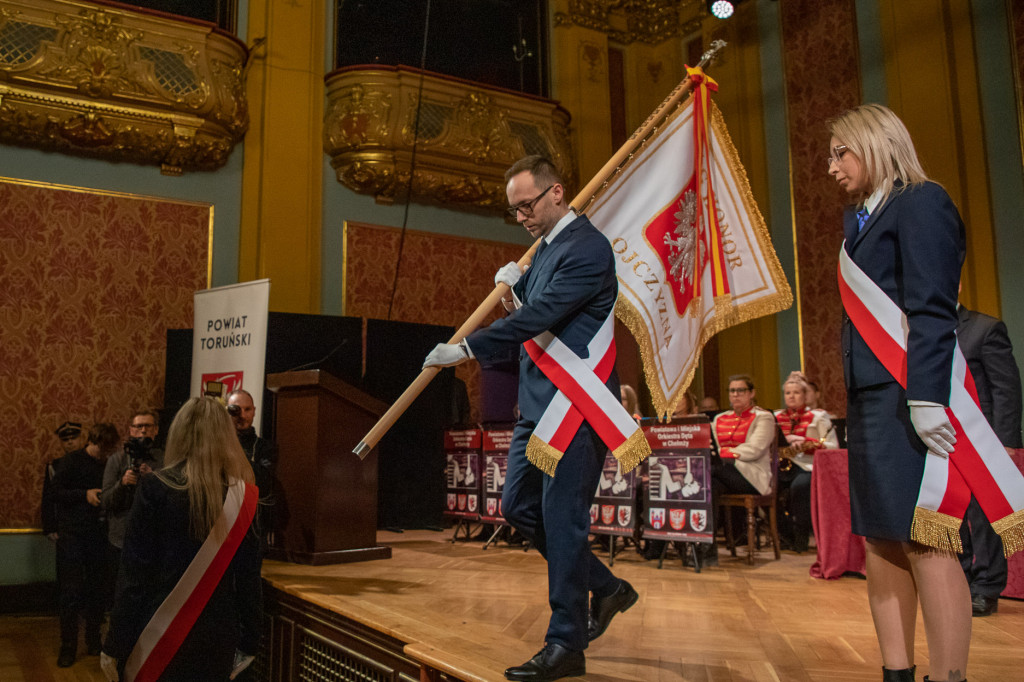 Przekazanie sztandaru dla Powiatu Toruńskiego