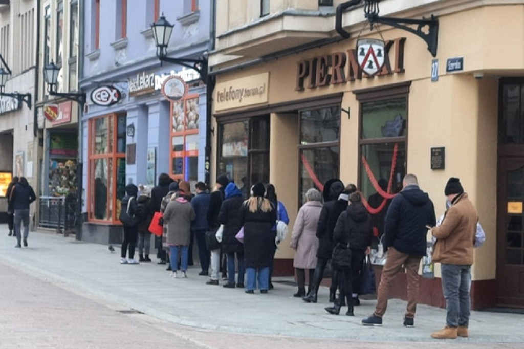 Kolejki przed piekarniami i cukierniami