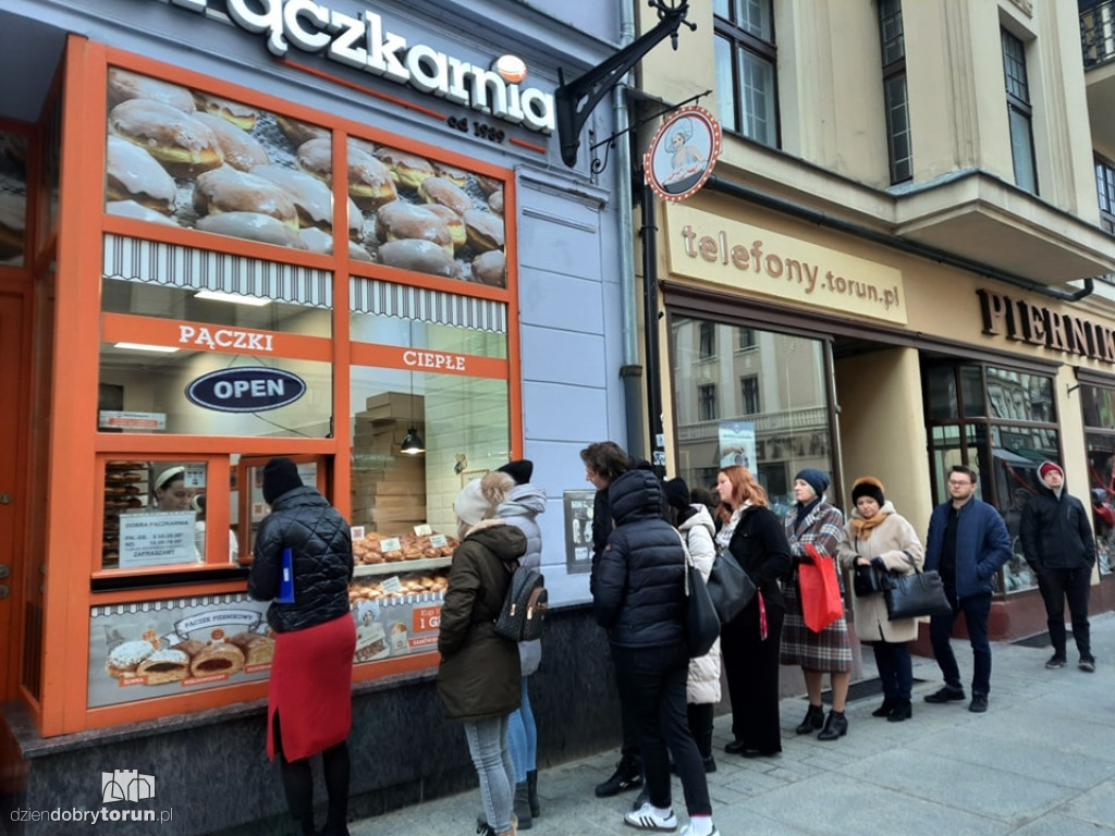 Kolejki przed piekarniami i cukierniami