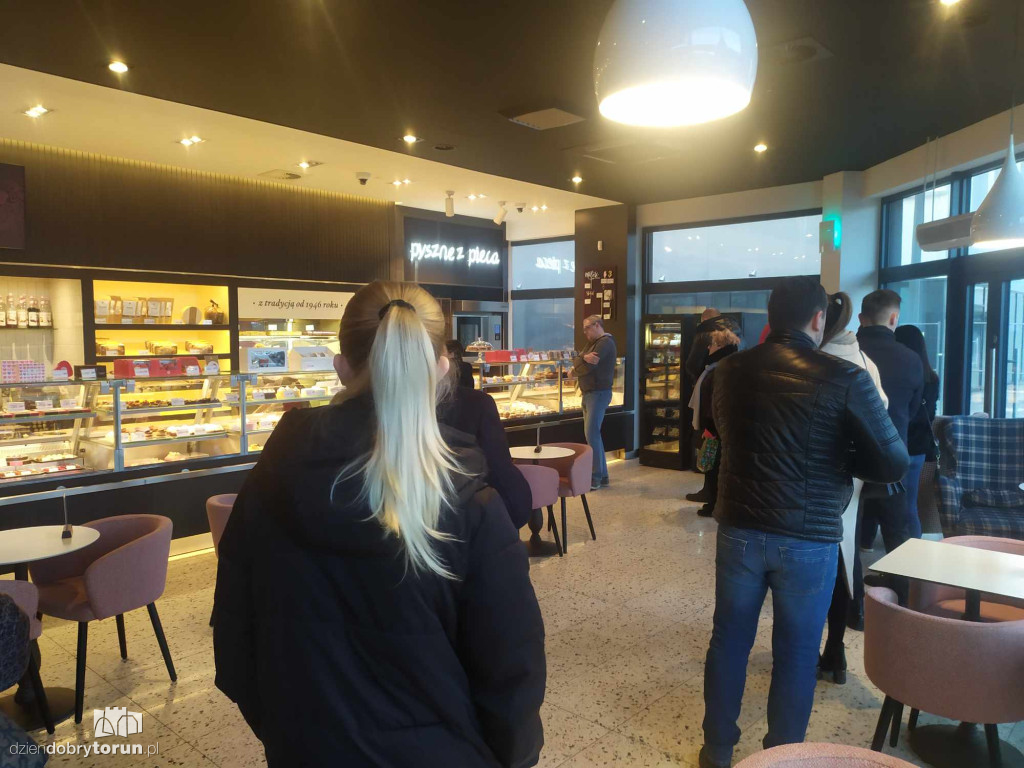 Kolejki przed piekarniami i cukierniami