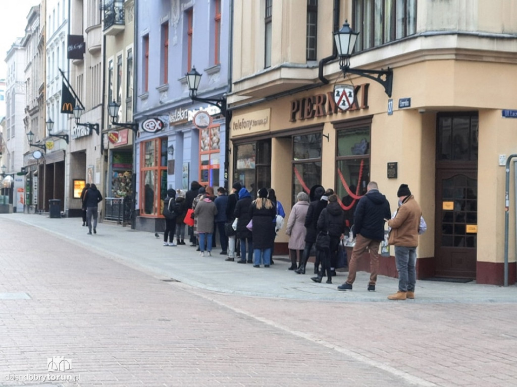 Kolejki przed piekarniami i cukierniami