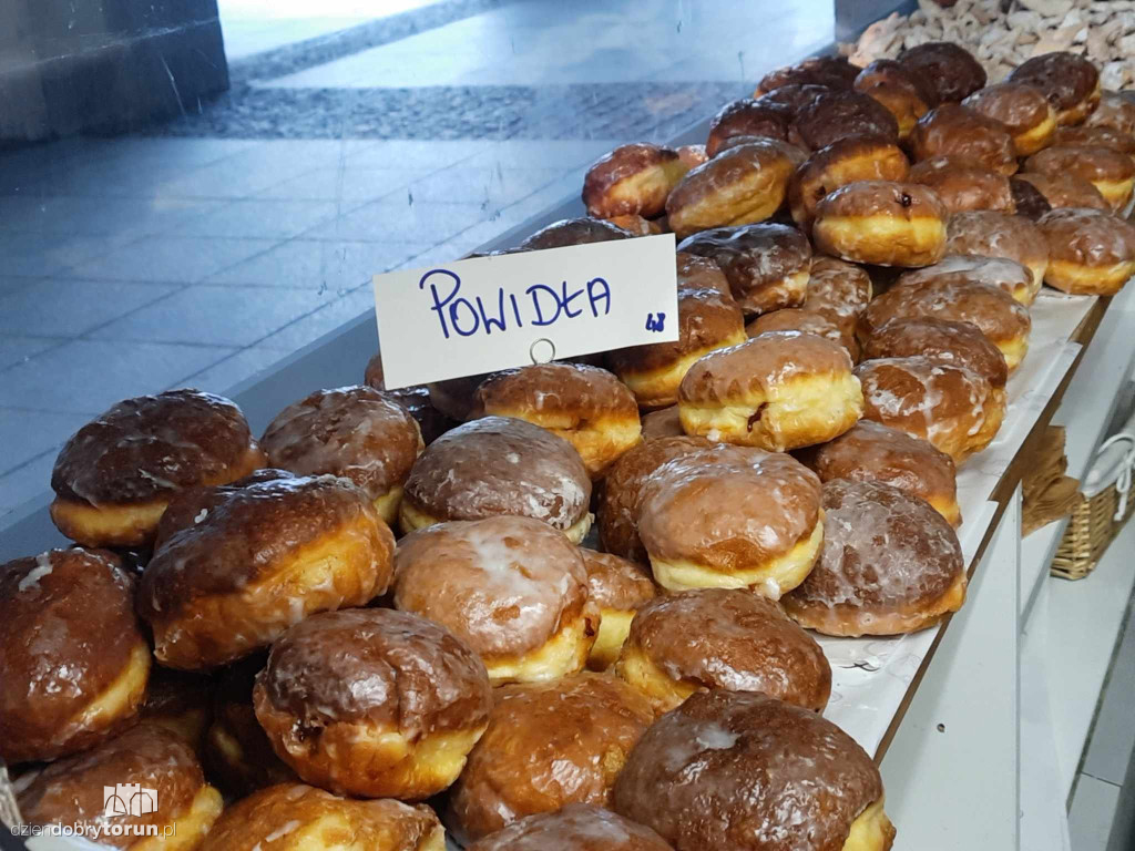 Kolejki przed piekarniami i cukierniami