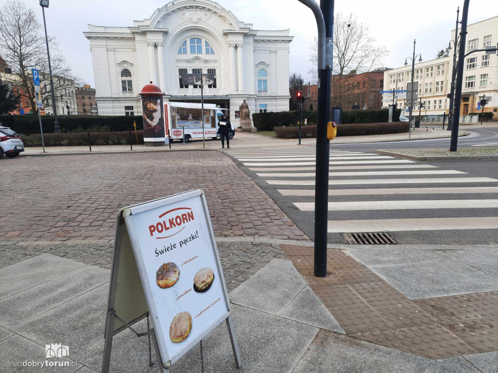 Kolejki przed piekarniami i cukierniami