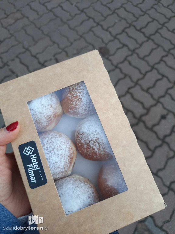 Kolejki przed piekarniami i cukierniami