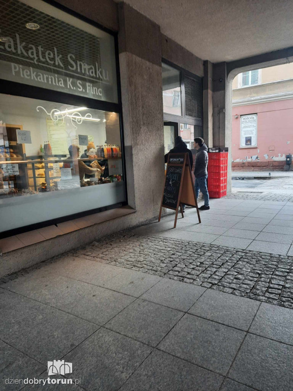 Kolejki przed piekarniami i cukierniami