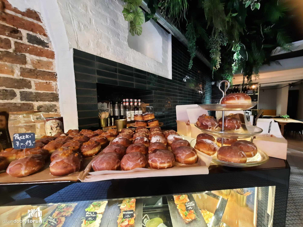 Kolejki przed piekarniami i cukierniami